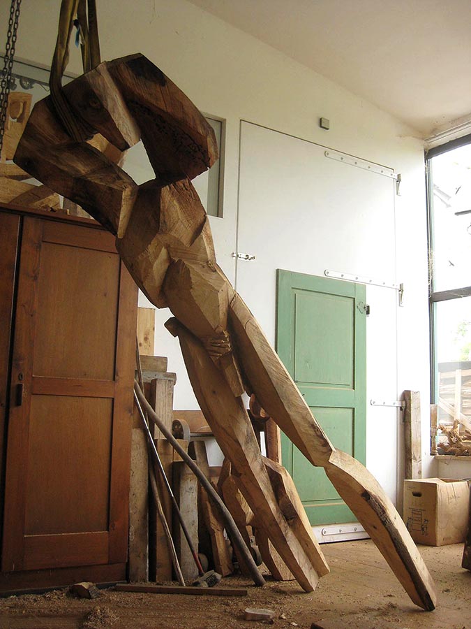 Schreitender, Holzskulptur